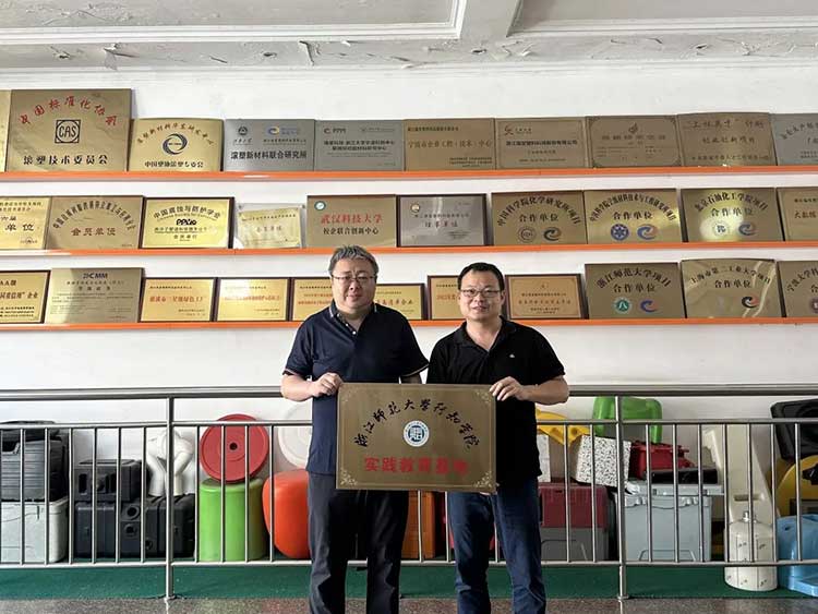 Ruitang Technology połączyła ręce z Zhejiang Normal University Xingzhi College, aby wspólnie zbudować praktyczną bazę edukacyjną, otwierając nowy rozdział w integracji przemysłu i edukacji